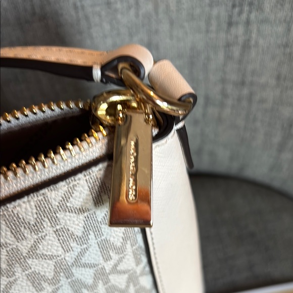Authentic Michael Kors White Crossbody Bag with Gold-Tone Hardware - Picture 5 of 5